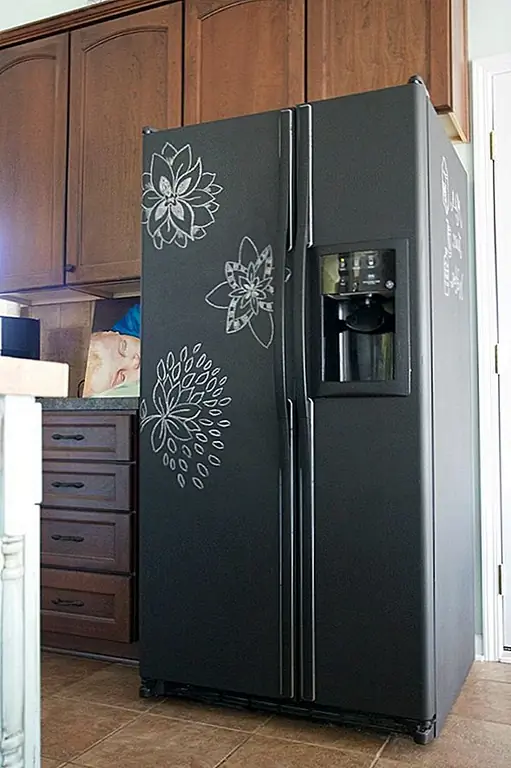 Конечно, вы можете использовать краску для досок на своих стенах и вашей мебели. Но знаете ли вы, что вы также можете использовать его на приборах? Да, так же легко нанести на ваш холодильник несколько слоев накладной краски, чтобы вы могли использовать его в качестве списка покупок или просто создать некоторые аккуратные работы, подобные этому из The Handmade Home.