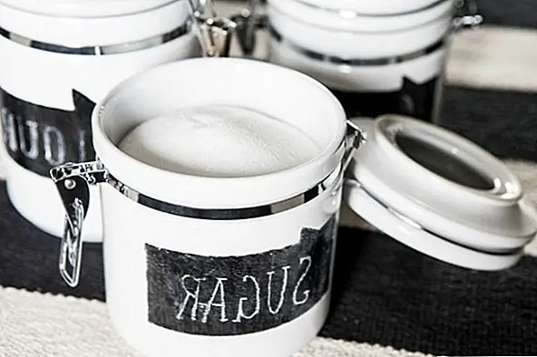 Вероятно, у вас много контейнеров вокруг вашей кухни для таких вещей, как сахар и мука. И у вас, вероятно, есть другие многоразовые контейнеры для хранения других вещей вокруг остальной части вашего дома. Этот учебник от Oh So Very Pretty дает вам простой способ маркировать все ваши керамические контейнеры, чтобы вы могли легко их изменить, если вы заполняете контейнер чем-то другим.