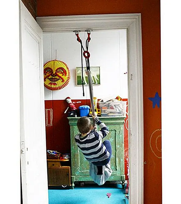 Вот отличный способ заработать себе награду «Родитель года». Сделайте крытый поворот для вашего ребенка, чтобы играть дальше. Вы можете создать смягченный, который выглядит как плетеное кресло крыльца или даже небольшое колебание шины. Просто убедитесь, что вы обеспечиваете безопасность, чтобы ваши дети могли наслаждаться.