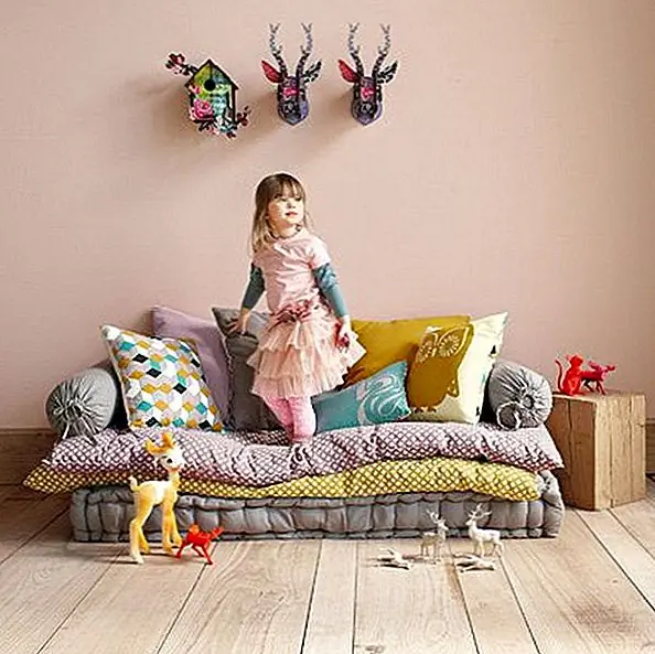 Создайте мини-диван из подушек! Используйте подушки для рук для рук и кучу удобных, уютных подушек, чтобы сделать все остальное. Вы можете спроектировать диван для своих детей, а также сделать его подходящим для вашего маленького ребенка. Им понравится иметь свой собственный диван для них! Это отличный способ использовать более старые подушки, вместо того, чтобы просто выбросить их.