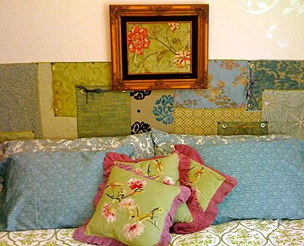 Что делать, если вы должны были прикрепить свои тканевые обрывки к стене, чтобы использовать ее в качестве изголовья? Это потрясающая идея, и она получила определенную степень доверия и присутствия с добавлением рамки в середине. Вы могли бы сделать это временное (или постоянное, если вы его любите навсегда!) Настроение в полдень, и я думаю, вам понравится супер потрепанный шик почти богемный стиль, пока он вокруг. Мне особенно нравится тепло и непринужденность; он чувствует себя «домашним».