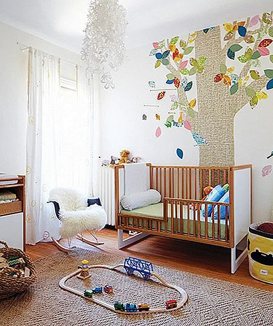 А как насчет этой настенной росписи? Это замечательная идея, если у вас много крошечных кусочков ткани. Они могут даже быть взаимодополняющими (перевод: им не все должны идти вместе, действительно), что идеально подходит для проектов лома. Пока большинство из них может способствовать общему взгляду, ваши уникальные обрывки добавят прихоти и индивидуальности. Какое прекрасное дополнение к этой естественной питомнике.