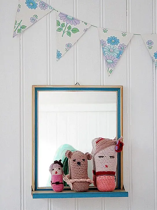 И, конечно же, мы не можем забыть о тряпке / гирлянде ткани. В этом случае используется одна и та же ткань, но вы также можете использовать обрезки различных тканей. Гирлянды из ткани являются случайными и забавными, и они могут использовать любой размер флагов и быть любой длины. Они добавляют цвет, размер и узор и «искусство» на стене причудливым и сладким способом; Я обожаю их в детском пространстве.