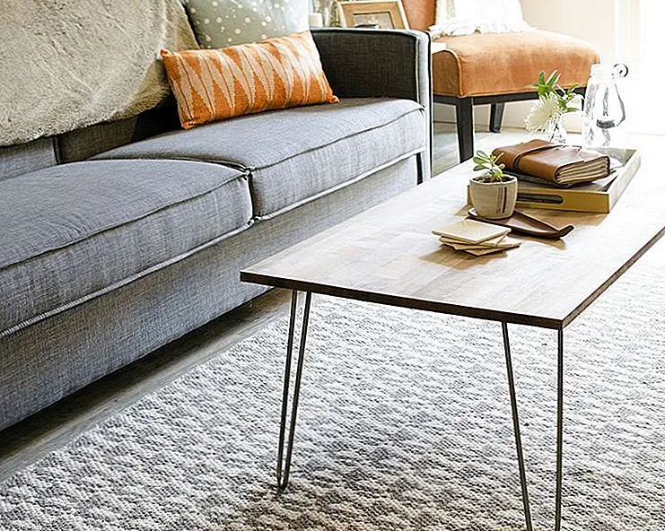 Вы можете построить очень стильный и шикарный журнальный столик из деревянной панели и четырех шпилек. Вам также понадобятся винты и шайбы, а также пятно и прозрачное пальто. Вы можете найти процесс, описанный на Ellavine, вместе с пошаговыми инструкциями о том, как собрать все части.