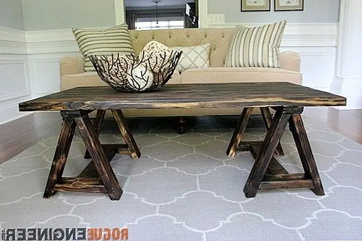 Для деревенского вида, создайте кофейный столик для пиления. Вам понадобится высушенный пиломатериал, шпильки, шурупы и некоторые пятна, если вы хотите изменить цвет. На Rogueengineer вы можете найти подробное описание того, как такой проект будет создан сверху до конца. Сначала вы строите верх, а затем закручиваете ножки, образуя дизайн пильной косилки.