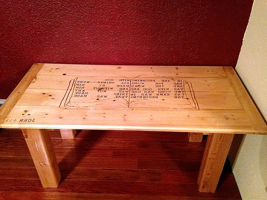 Наиболее интересными являются журнальные столы с индивидуальными причудливыми функциями. Очень интересная идея предлагается на Instructables. Посмотрите, как сделать кофейный столик с картой мира на нем. Вам понадобятся пила, дрель, шлифовальная машина, инструмент для обжига древесины и, конечно, несколько кусков. Вы можете использовать регенерированную древесину, если хотите придать стол деревенскому прикосновению.