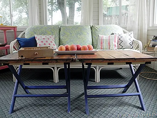 Кофейный столик с основанием для ног X - классический. Дизайн универсален и может соответствовать различным стилям. Вы можете контролировать вид, который вы предпочитаете для таблицы, выбрав соответствующий верх. Интересным примером является проект, представленный на Madincrafts, где такой стол был оснащен верхом из старого деревянного ящика.