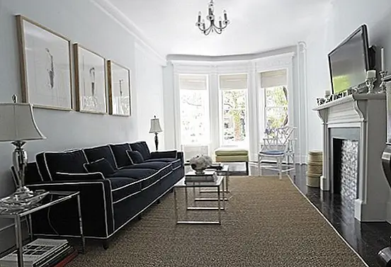 Старые середины столетних диванов выделяются из-за их обивки. Он обычно имеет цветочные узоры и мотивы. Раньше они были шикарными, но теперь они просто уродливые. Вы можете обернуть взгляд на что-то более простое и современное, которое все еще сохраняет шарм и элегантность дивана. Например, попробуйте какой-то тяжелый хлопок-бархат в темном цвете, а некоторые - контрастным цветом. {Найден на moyamcallister}.