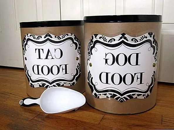 Когда у вас есть более одного питомца, вы должны быть организованы и убедиться, что каждый из них имеет свою собственную еду и игрушки, которые хранятся красиво. Вот как вы можете сделать контейнеры для домашних животных. Вам нужны большие оловянные кошки, декоративная бумага, спрей-клей, ножницы, черная краска для распыления, прозрачная контактная бумага, распечатки и два латунных застежки. Первая краска для распыления покрывает черный блеск крышки. Затем разрежьте бумагу и прикрепите ее к банке с помощью спрея. Затем поместите этикетку и надавите на латунные застежки через отверстия, которые вы сделали. {Найдено на momtastic}.