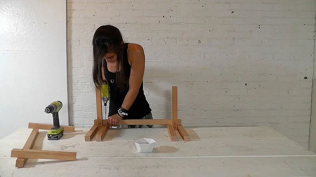 Балясины имеют очень сильное зерно, которое эстетически приятно, но это также может сделать сложным просверлить прямое отверстие. Обратите особое внимание на угол, на котором вы держите свое упражнение.