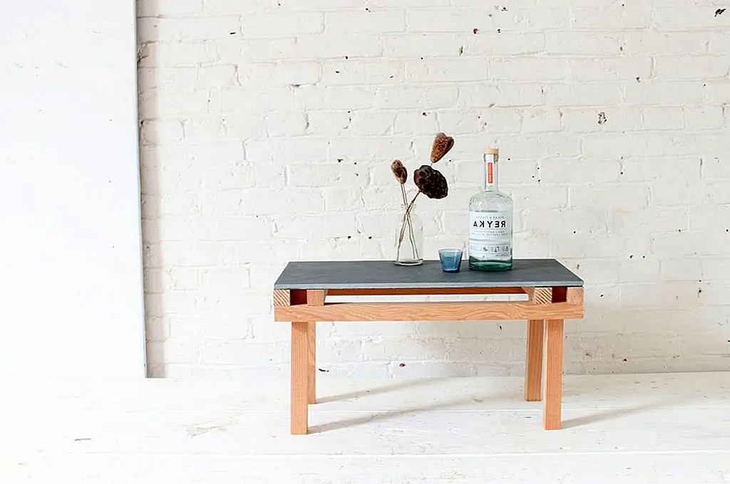 Элегантный и стильный, кусок функциональный и отличное дополнение к любому пространству. Более высокая версия может служить в качестве бокового стола, или меньшая часть плитки может сделать хорошую тумбочку или случайный стол.