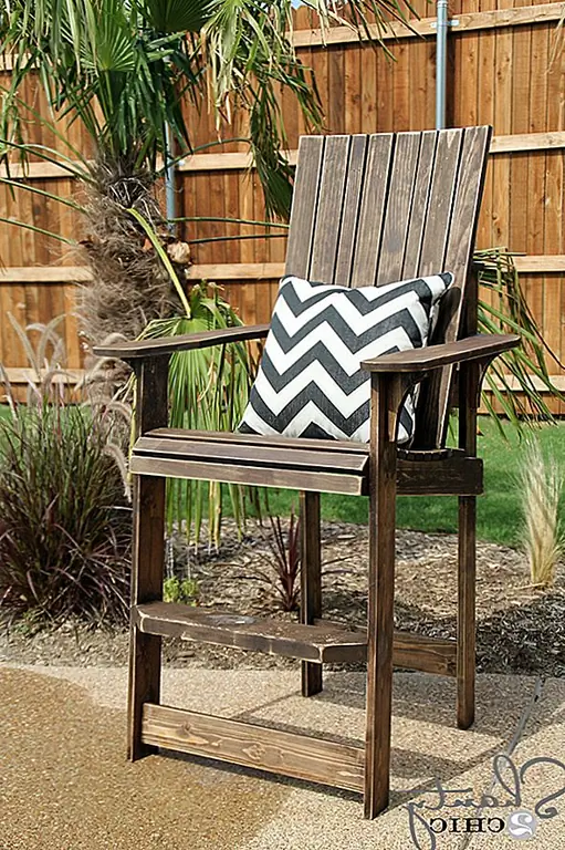 Одним из ключевых определяющих элементов стула Adirondack является его подкованная наклонная база, поэтому построение версии бара-стула этой пьесы действительно не имеет большого смысла. Конечно, можно построить такую вещь, если вы действительно этого захотите, и планы, рассказанные на shanty-2-chic, вы можете понять, как будет выглядеть стул в конце.