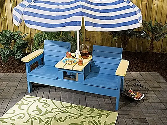 Эти стулья для внутреннего дворика не являются самой большой копией оригинальных стульев Adirondack, но они имеют некоторые общие черты с этим дизайном, в частности, в целом комфортной природе. Однако, как вы можете видеть, на самом деле это набор из двух стульев, соединенных небольшой встроенной таблицей между ними. В некотором смысле вы могли бы считать это скамейкой, но с отдельными местами. Это то, что мы нашли на blackanddecker.