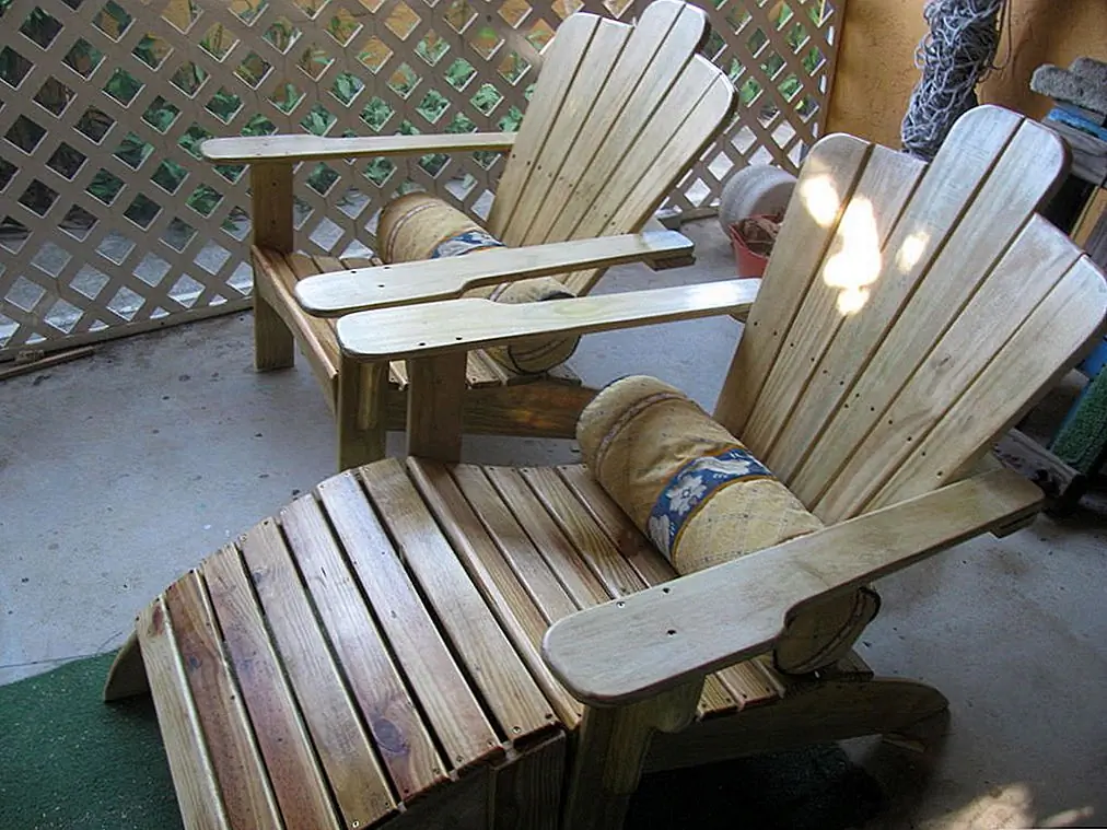 Вначале мы упоминали, что стулья Adirondack должны быть практичными и удобными, поэтому не было бы такого большого размаха, чтобы сделать версию для шезлонга одного из них. Это именно то, чему учат эти планы на обучающих. Вам решать, хотите ли вы использовать древесный опилок или новый пиломатериал для этого проекта. Просто убедитесь, что вы уделяете особое внимание всем измерениям.