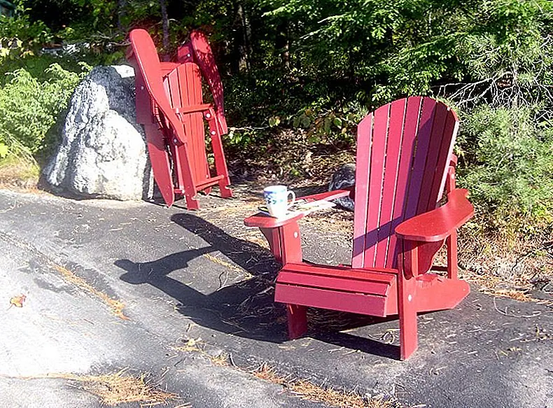 Давайте теперь рассмотрим некоторые планы кресла Adirondack, которые немного более верны оригинальному дизайну с точки зрения пропорций и общей формы, но которые также выделяются, предлагая что-то необычное для такого кресла: складной механизм. Правильно … это складной стул Адирондак, который вы можете построить самостоятельно, следуя инструкциям, приведенным в инструкциях.