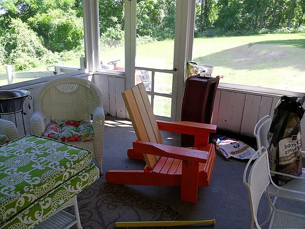 Мы считаем, что краска действительно может принести красоту мебели и может также придать ей много характера. Это, как говорится, проверьте этот массивный стул Adirondack из дерева, который выглядит лучше, чем когда-либо, с пальто яркой краски на нем. Как и все другие проекты, упомянутые до сих пор, это происходит из инструкций. Ознакомьтесь с учебным пособием для получения некоторых полезных советов и дополнительной информации.