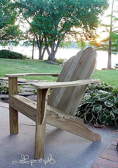 Вы также должны проверить эти прекрасные планы Adirondack от skiptomylou. Этот стул изготовлен из обработанного пиломатериала и имеет простой и простой в использовании дизайн, что-то вроде упрощенной версии оригинала. Резка всех деталей дерева и шлифование по краям, вероятно, является самой трудоемкой частью этого проекта. Сложение частей и сборка кресла довольно весело и легко.