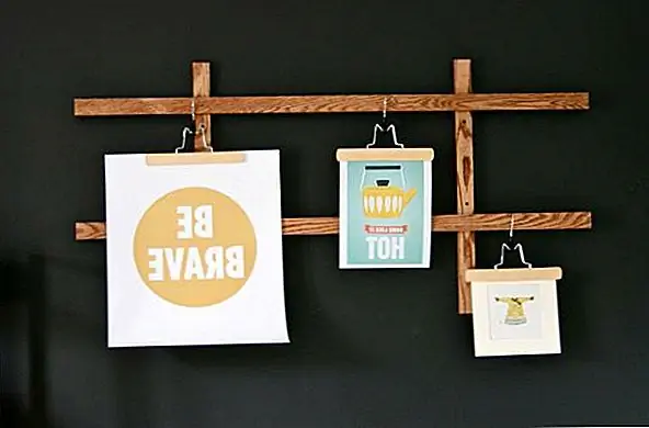 Сделайте измерения и только затем просверлите отверстия. Когда вы уверены, что все правильно, вы можете предварительно убрать отверстия со спинки, чтобы винты не были видны спереди. Когда вы прикрепляете его к стене, вы можете использовать некоторые черные финишные винты спереди. Конечно, цвет в этом случае соответствует стене и может отличаться. Вы можете положить эту прекрасную сетку галереи в студию, домашний офис, спальню или даже в гостиную. Заполните его личными сокровищами, и он полностью изменит атмосферу в комнате. {Найден на dreamgreendiy}.