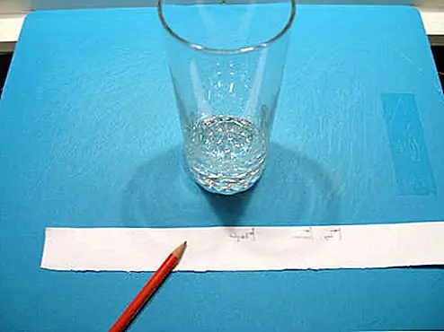 Согните провод, как показано, чтобы безопасно держать свечу. При желании, добавьте шарик на верхний конец и аккуратно вставьте его с помощью эпоксидной смолы, надежность здесь!