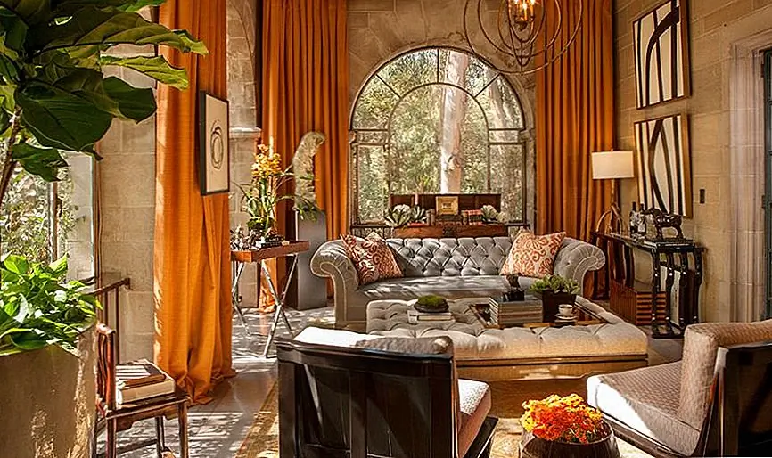 С другой стороны, когда оранжевый используется в сочетании с другими цветами, похожими на него, такими как оттенки коричневого и оранжевого, он имеет тенденцию вписываться и придавать остальной части декора своей теплоте. Вы можете воспользоваться этим и использовать оранжевые шторы в сочетании с другими натуральными цветами и материалами. {Найден на casawasy}.