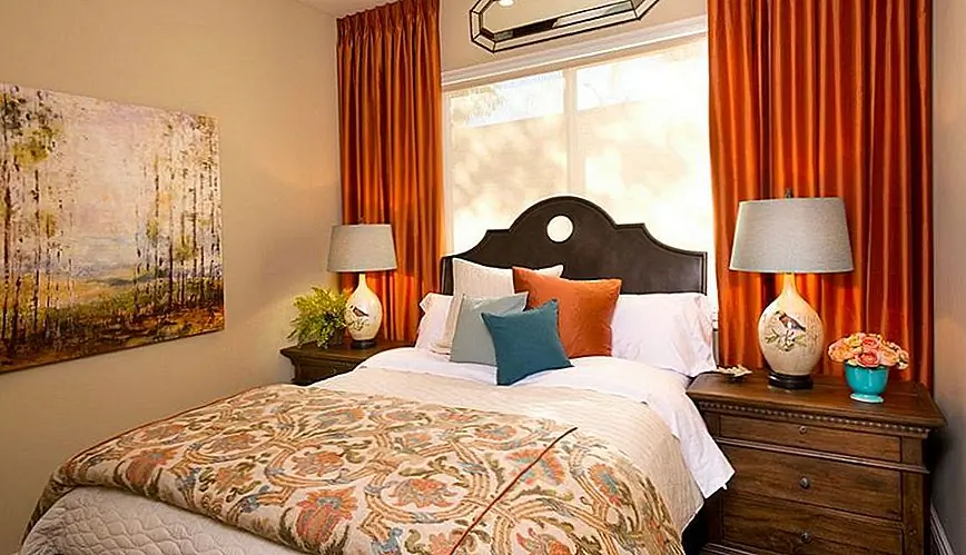 Для свежего и сбалансированного декора добавьте контрастный цвет в смесь. Например, спальня с яркими оранжевыми занавесками может также включать оттенки белого, бежевого, коричневого и немного бирюзового цвета, так что есть намек на что-то другое. Такая комбинация работает независимо от размера комнаты и может также удовлетворить гостевые спальни.