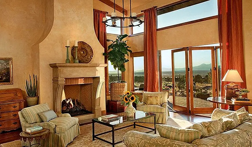 Большая социальная зона, наполненная оттенками коричневого, бежевого и зеленого или желтого цветов, может использовать цвет акцента, такой как оранжевый. В этом случае фокус находится в виде занавесок с полной высотой, которые закрывают как окна клишереста, так и раздвижные двери. Их цвет бесшовно включает их в декор, но не без того, чтобы предлагать им много очарования и характера. {Найден на jsbrowndesign}.