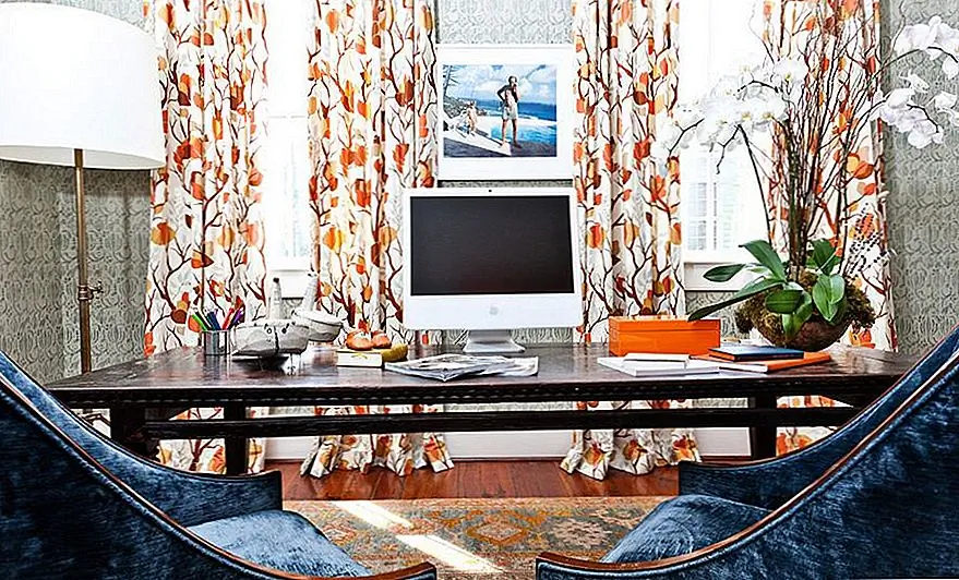 Вы также можете добавить намек на осеннюю красоту в свой дом через узор. Шторы с напечатанными на них листьями и цветными красками, такими как оранжевый, желтый и коричневый, могут быть сильным индикатором типа атмосферы, которую вы пытаетесь создать, и эта стратегия может работать очень хорошо в случае домашних офисов.