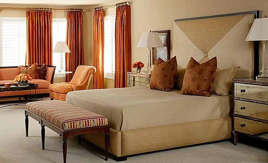 Оранжевый цвет - самый популярный осенний цвет. Это цвет тыкв Хэллоуина и тот, который заставляет нас чувствовать себя тепло и уютно. Одной только этой причины достаточно, чтобы сделать оранжевый цвет идеальным для штор в спальне. Вы можете дополнить их еще несколькими штрихами апельсина здесь и там, которые распространяются по всей комнате.