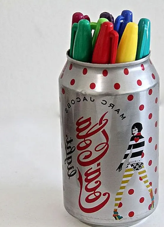 Пустая Coca Cola также может сделать хороший держатель для карандашей. Удалите нижнюю часть, и все готово. Чтобы сделать его более увлекательным, вы можете найти коллекцию или один со специальным дизайном. {Found on simplydeanna}.