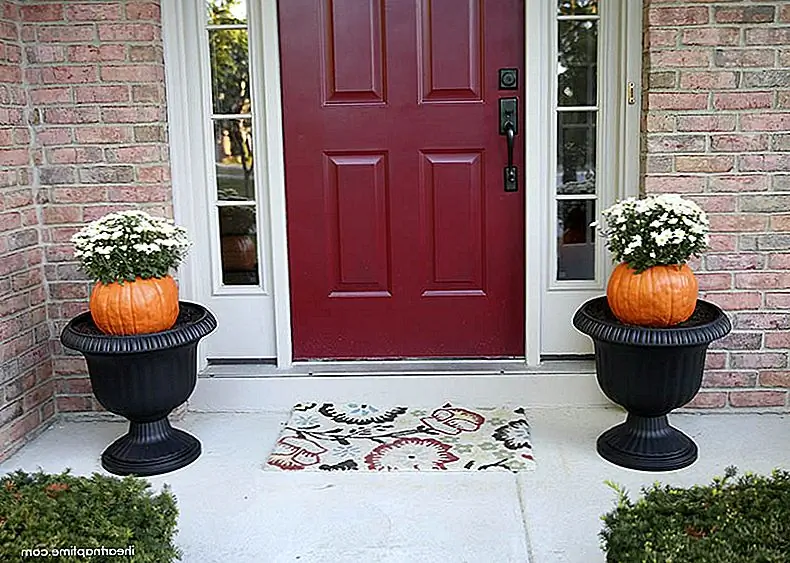 Мы упоминали о тыках и о том, как их можно использовать во множестве творческих способов. Давайте начнем с того, как вы можете использовать искусственные тыквы, чтобы украсить ваши плантаторы. Начните с измерения основания цветочного горшка. Проследите круг примерно того же размера на верхушке тыквы. Вырежьте вдоль линии и удалите эту часть. Поместите цветочный горшок в тыкву. {Найдено на iheartnaptime}.