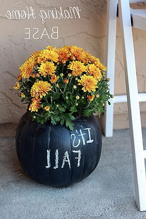 Для этого проекта вы можете использовать искусственные или настоящие тыквы. Идея довольно проста и хорошо объясняется на Makinghomebase. Тыквы вырезаны и окрашены краской на доске. Внутри были посажены мамы. Большая часть проекта - то, что вы можете настроить плантаторы различными способами, используя мел.