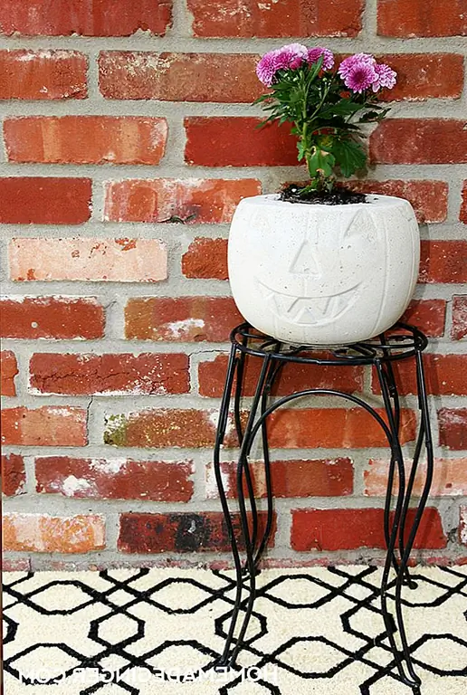 Эта сеялка из тыквы сделана из бетона, и идея проста и изобретательна. Важнейшим элементом является плесень. Это должно было быть чем-то вроде тыквенного пластикового гнезда. Используйте это как форму и положить в старую чашку или контейнер. Добавьте бетонную смесь и взвесьте контейнер с чем-то тяжелым. Дайте ему высохнуть, а затем удалите форму и контейнер. {найден на домашнем хозяйстве}.