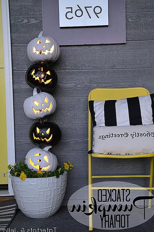 Тыквы - повторяющийся символ во время сезона Хэллоуина. Этот DIY jack-o-lantern topiary, который мы нашли на Tatertotsandjello, кажется действительно отличным украшением Хэллоуина и, в то же время, выглядит интересным способом украшения наружной плантации. Вам нужно несколько освещенных тыкв, горшок, деревянный дюбель, краска для распыления, грунтовка и горшок.
