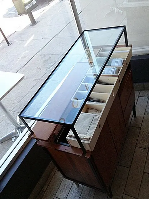 Она купила швейный шкаф в середине века за 35 долларов в местной армии спасения и превратила его в очень полезное хранилище для одной из местных пекарен. Хотя швейный шкаф претерпел некоторые изменения, Джули Ким попыталась сохранить свою «костную структуру». Материалы, которые она использовала для всех этих изменений, позволили ей сохранить старый и новый облик этого предмета мебели. Для своего нового дизайна Джулия использовала тонкую железную раму, новые ящики из березовой фанеры, поверхность для стеклянного куска и новые березовые ножки. Все эти изменения были сделаны так, что она могла получить новый счетчик для пробной пекарни и дать старому швейному шкафу новое применение и более длительный срок службы. Таким образом, она переработала мебель, которую все еще можно было использовать и спасти ее от ее «смерти»,,