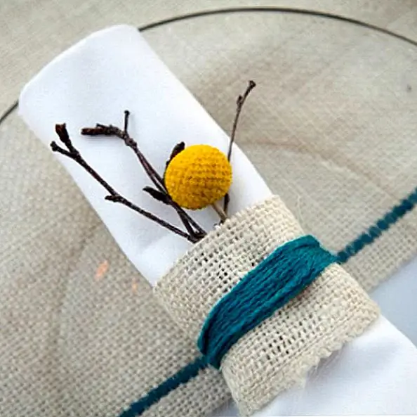 Особенно во время осени, когда семьи и друзья собираются и где супы, хлеб и свечи источают тепло, мешковина добавляет к уютной атмосфере. Пряжа в свежих тонах и некоторых веточках добавляет забавный поворот.