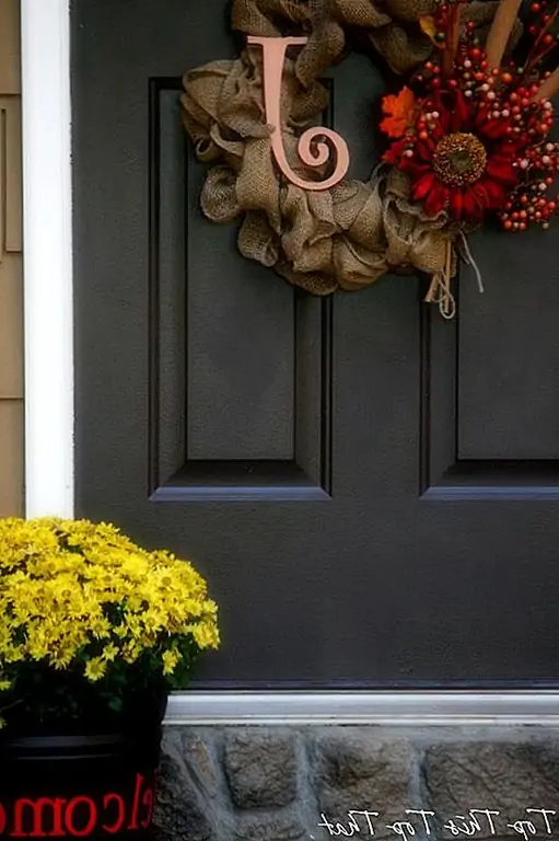 Для уникального поворота - буквально! - на столовой мешковине, подумайте о создании дверного венка. Использование нескольких ярких украшений в осенних цветах дополняет естественную ткань и добавляет цвет к текстуре мешковины.