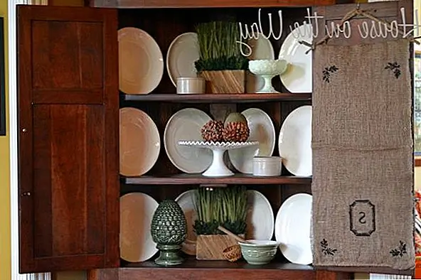 Сделайте простой пользовательский банкет. Украшений на этом немного - начальные и некоторые угловые листовые трафареты - что делает мешковину выделяющейся еще больше. Это прекрасно демонстрирует текстуру и добавляет интерес к открытому шкафу или клетке.