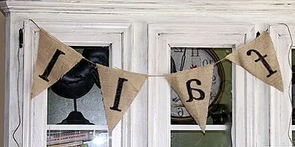 Баннерная бирка, навешенная в помещении или вне, идеально подходит для смены времен года. Сама мешковина декоративная, но трафаретная в падении мотив или цвет добавляет очаровательный элемент. Как вы можете видеть, деревенский мешковина очень разносторонняя и праздничная. Вы и ваши гости, безусловно, насладитесь им в качестве ключевой части вашего осеннего декора в этом году.