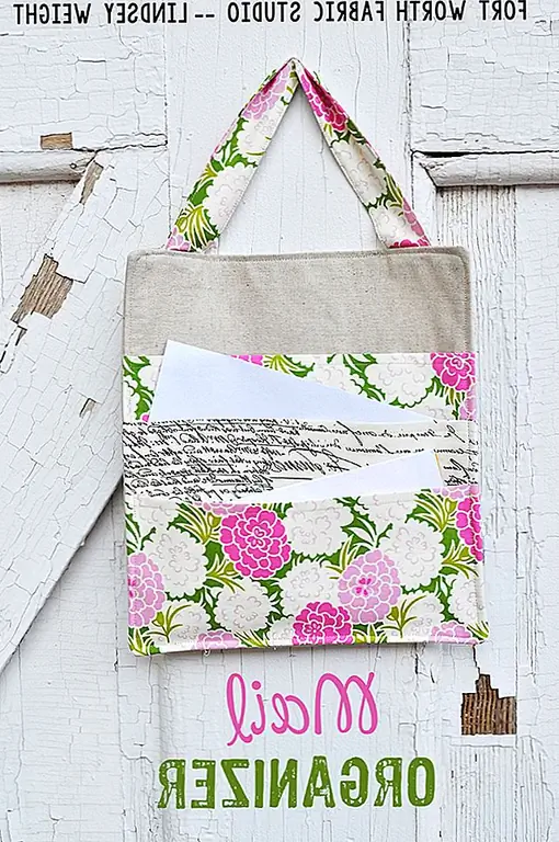 Есть хороший учебник по forworthfabricstudio, который показывает вам, как собрать почтовый органайзер с использованием ткани. Вот что вам нужно для этого: 2 части белья и стыковки и несколько кусочков хлопчатобумажной ткани и сопряжение, которое сопровождает их. Вы будете использовать их, чтобы сделать карманы и ручку. Вы можете использовать ткань с любым шаблоном, который вам нравится. Этот цветочный мотив довольно веселый.