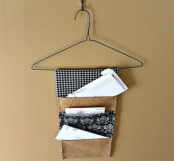 Это аналогичный проект, но в другом масштабе. Это подвесной почтовый органайзер, который вы можете изготовить из кусков ткани и кожи. Он крепится к простой вешалке для проволочного покрытия, которую можно при необходимости заменить на что-то еще. Было бы здорово смешивать и сопоставлять разные ткани с различными отпечатками и цветами.