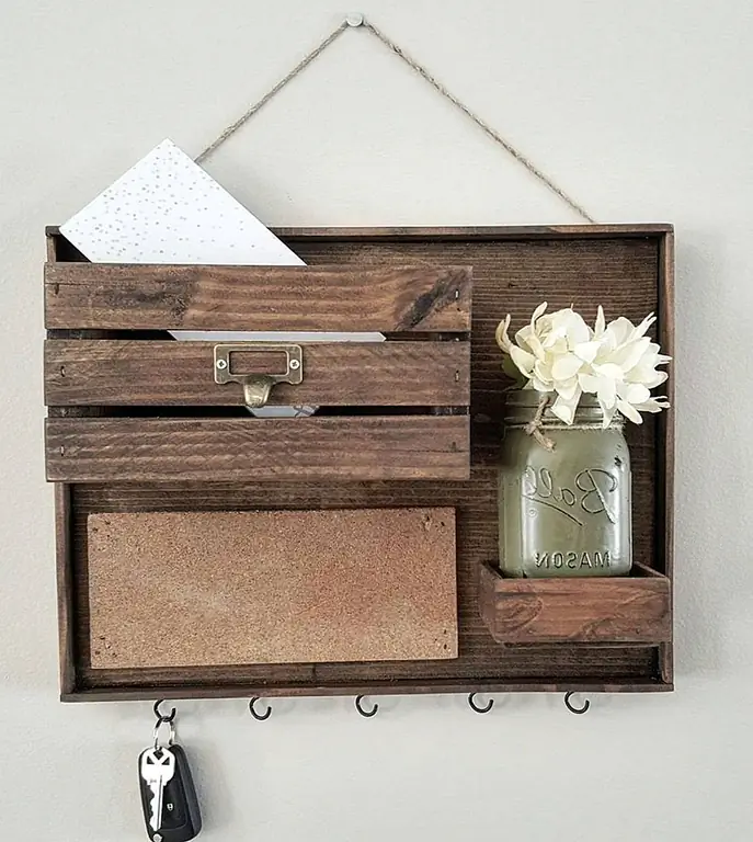 Если вам нравится внешний вид предметов ручной работы, но вы предпочитаете не создавать их самостоятельно, вы всегда можете просто купить готовые, как этот организатор входа в Etsy. На самом деле это больше, чем просто почтовый организатор. Это также вешалка для ключей и пинборд, и у нее даже есть небольшой отсек, где вы можете отобразить небольшую вазу.
