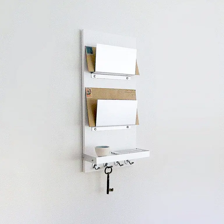 Во время просмотра Etsy мы также нашли этот стильный настенный органайзер, отлично подходящий для сортировки почты и подвешивания ключей. У него также есть полка, на которой вы можете держать милую маленькую плантатор или свой кошелек, телефон или солнцезащитные очки. Это такой простой организатор, но он так много делает.