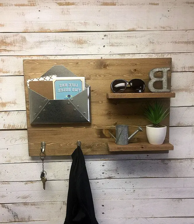 Комбинация оцинкованного металла и дерева хорошо подходит для этого организатора входа. Это сочетание материалов, которые придают ему много деревенско-промышленного шарма, смешанного с современной элегантностью. Нам нравится, как организованы элементы: две открытые полки слева и почтовый держатель в форме конверта справа с двумя маленькими крючками внизу. {найдено на etsy}.