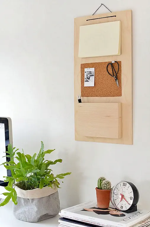 Это отличный организатор, а не только для почты, а также для записи заметок и написания сообщений. Это то, что вы можете сохранить в своем домашнем офисе или в подъезде. Чтобы сделать что-то подобное, вам нужен фанерный лист, какой-то бальза из дерева для кармана, небольшой пробковый лист, простой блокнот (формат A5) и какой-то деревянный клей, чтобы соединить все это. {найден на burkatron}.