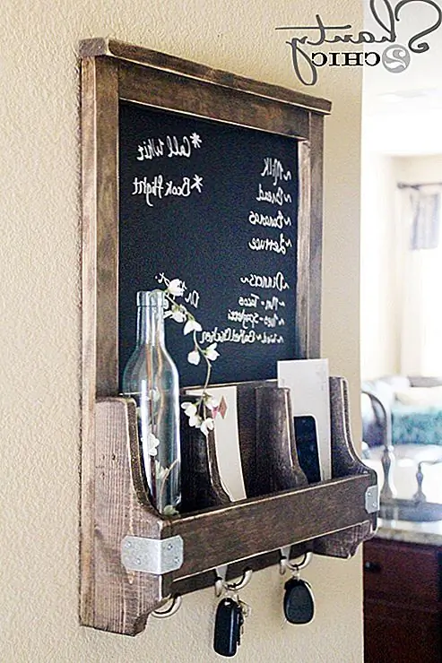 Этот организатор также является многофункциональным. У него есть классная доска, некоторые модули хранения для сортировки почты, а также для хранения вещей и кучи крючков внизу для ключей, пальто и других вещей. Он идеально подходит для входа, но вы также можете найти его полезным на кухне или в офисе. Если вам это нравится, проверьте shanty-2-chic для всех деталей, которые вам нужны в проекте.