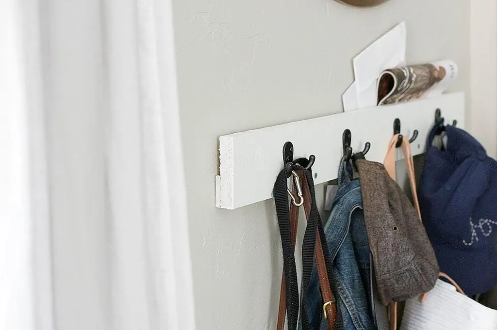 Это двух-в-одном. Это вешалка для одежды и почтовый органайзер, и это один из самых простых проектов DIY. Чтобы сделать что-то подобное, вам нужны две полосы дерева разных размеров. Маленький будет действовать как разделитель между стойкой и стенкой, на которой он установлен. Не стесняйтесь сделать это столь же большим или маленьким, как вы хотите, исходя из ваших потребностей в хранении. {найден на alwaysrooney}.