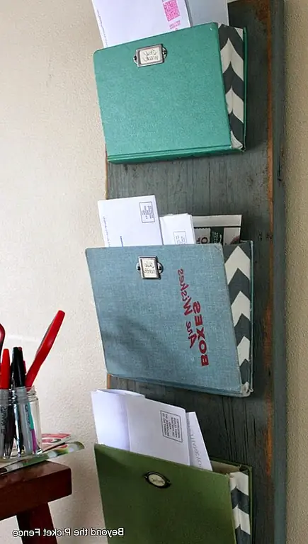 Вот крутая идея: upcycle некоторые старые книги в пользовательский органайзер для почты или для файлов. Это на самом деле просто обложки книг, которые вам нужны, поэтому вам не понадобятся страницы для этого. Вы можете использовать их для другого творческого проекта. Вам также понадобятся некоторые кусочки ткани, чтобы вы могли превратить крышки книг в карманы. Прикрепите их к деревянной доске и установите все на стене. Эта гениальная и оригинальная идея приходит из-за границы.