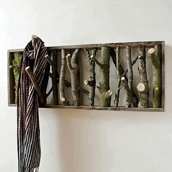 Идите зеленый с деревянной вешалкой! Нам нравится, как это артистично, деревенски и как у него немного мужественное, простое обращение.