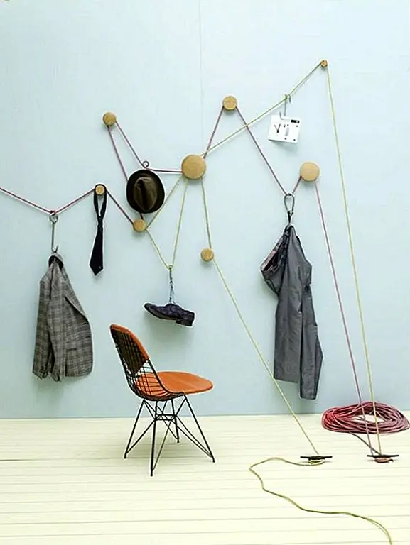 Создайте свой собственный пейзаж на стене и используйте свое воображение. С некоторыми веревками и фанковыми колышками вы можете легко сделать что-то такое волшебное для своего собственного дома.