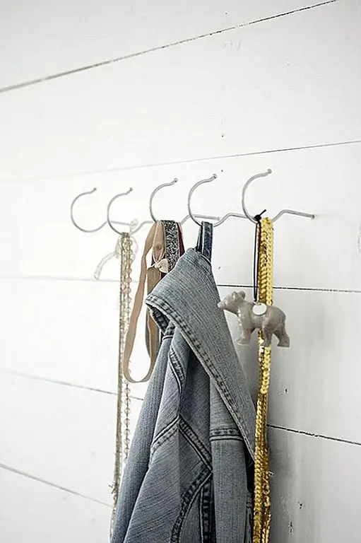 Используйте только вершины вешалок, чтобы создать этот тонкий кусочек. Он отлично работает, это отличный разговор, но опять же, он также не занимает слишком много места.